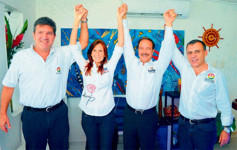 Roy Barreras posa para la foto con los dos clanes como garante de su alianza.