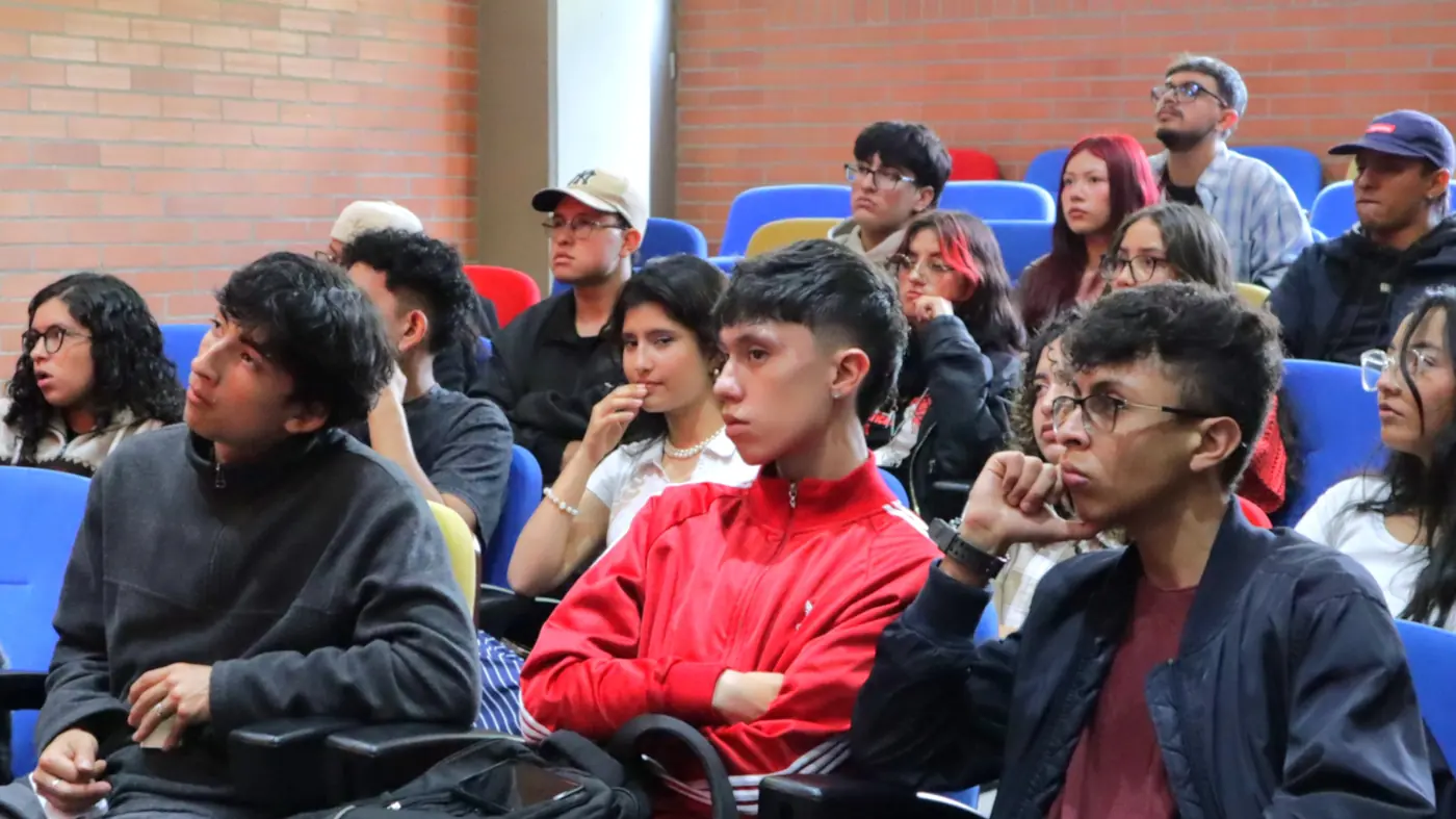 Jóvenes atentos en un auditorio durante una charla de Colombiacheck