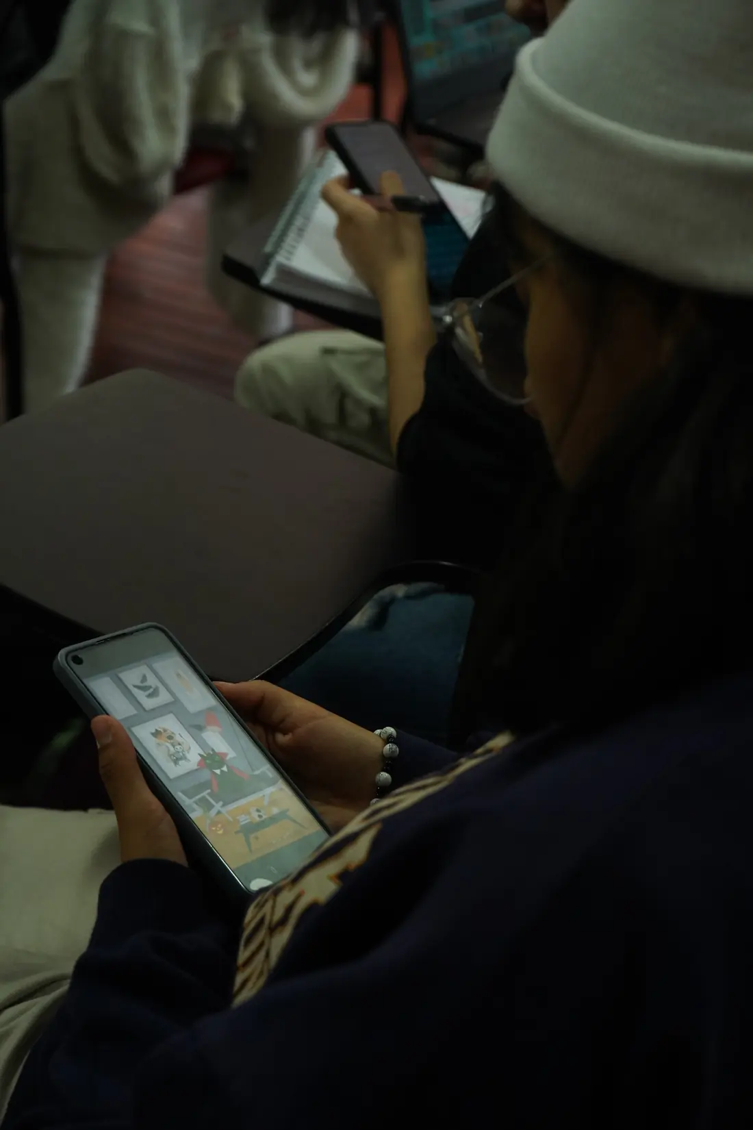 Una persona lee noticias en su celular