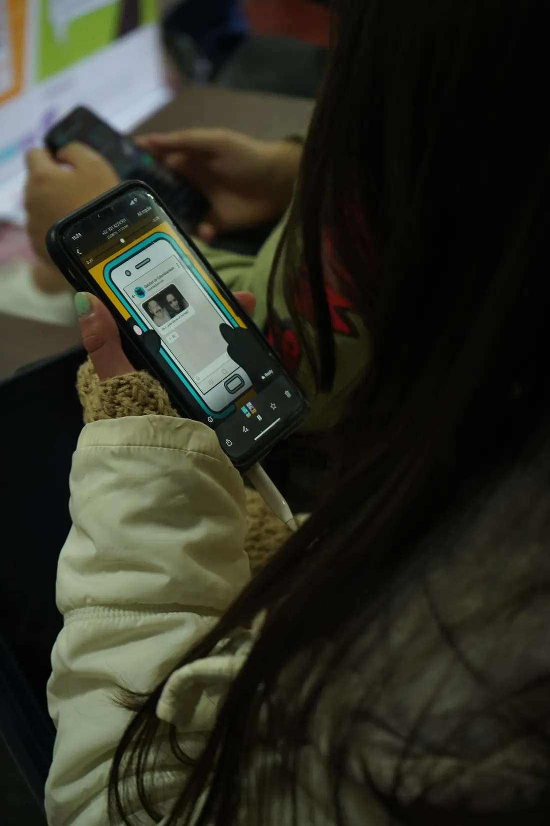 Una joven revisa redes sociales en su celular