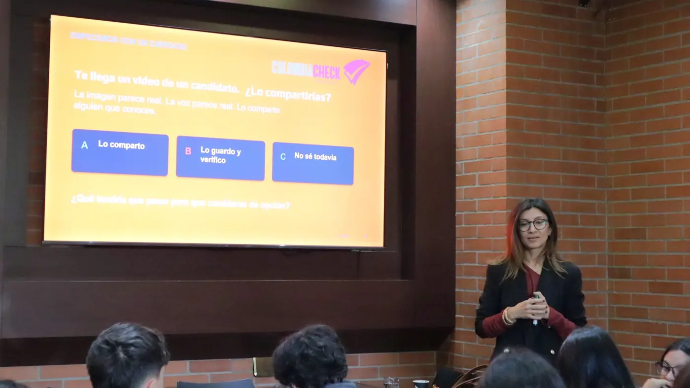 Una periodista de Colombiacheck plantea al público una pregunta sobre videos de candidatos