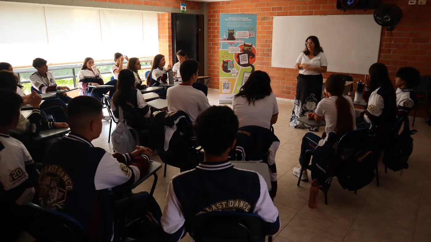 Estudiantes de colegio en un laboratorio de alfabetización mediática
