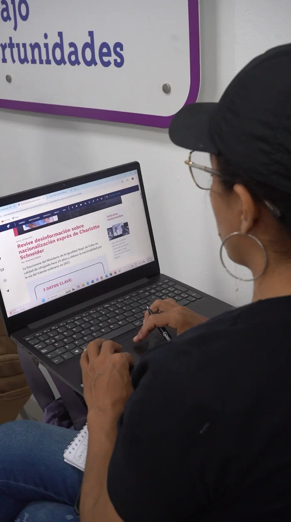 Una participante lee en su portátil un artículo de Colombiacheck