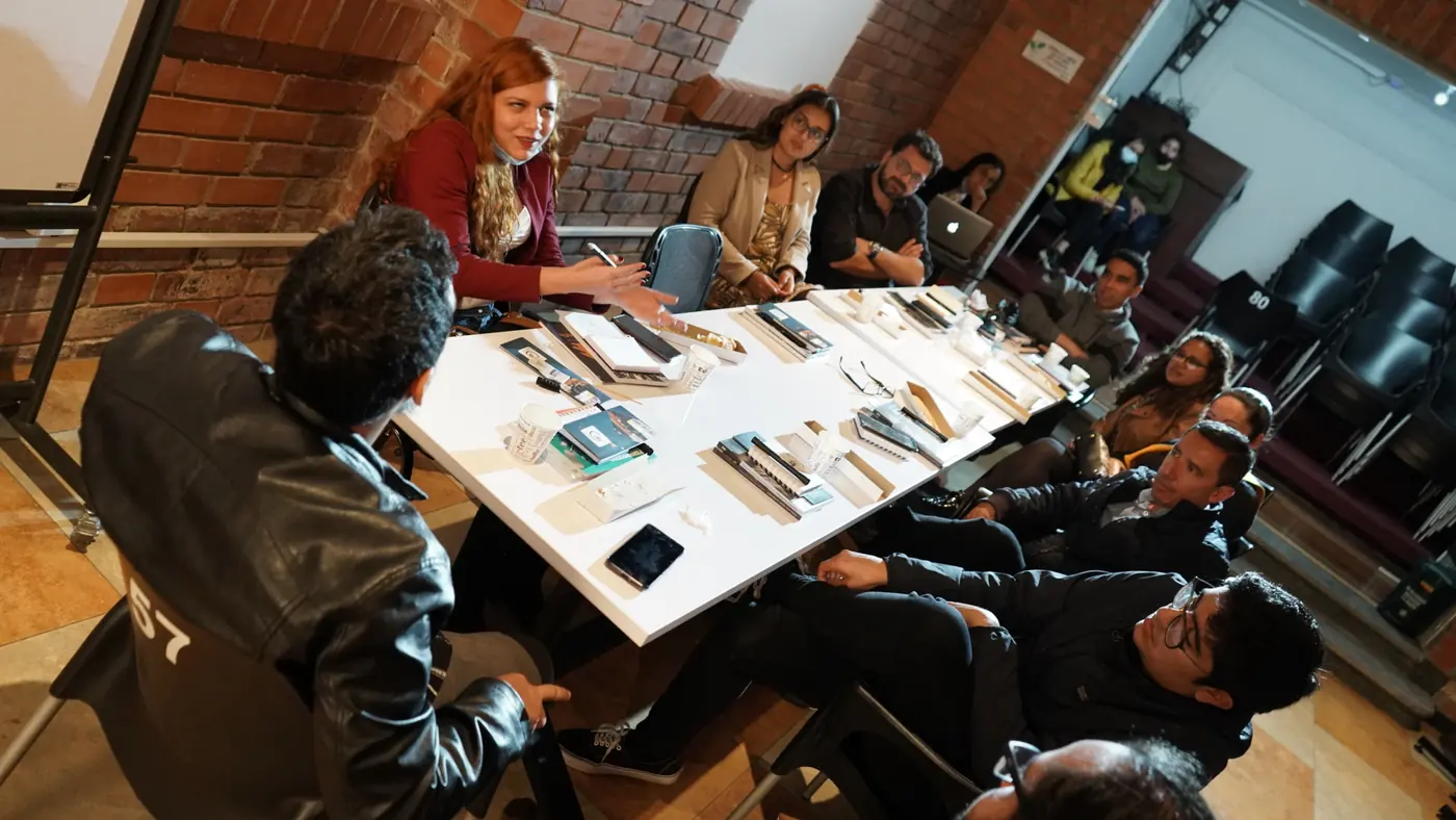 Periodistas en una mesa de trabajo de Colombiacheck