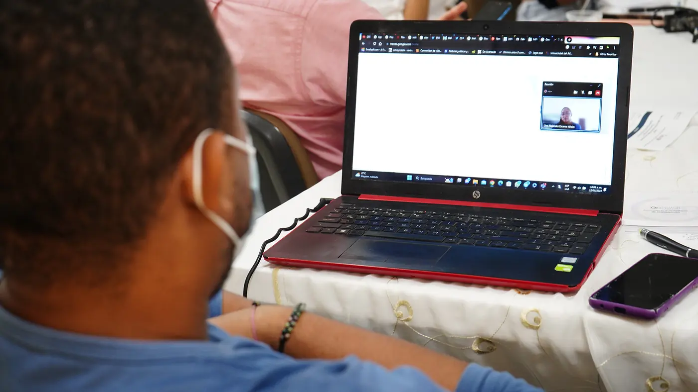 Un participante sigue una sesión virtual en su portátil