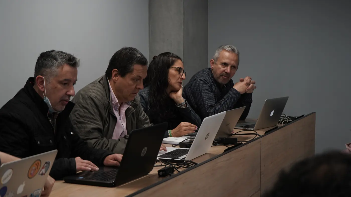 Profesionales con sus portátiles durante un taller para equipos de trabajo