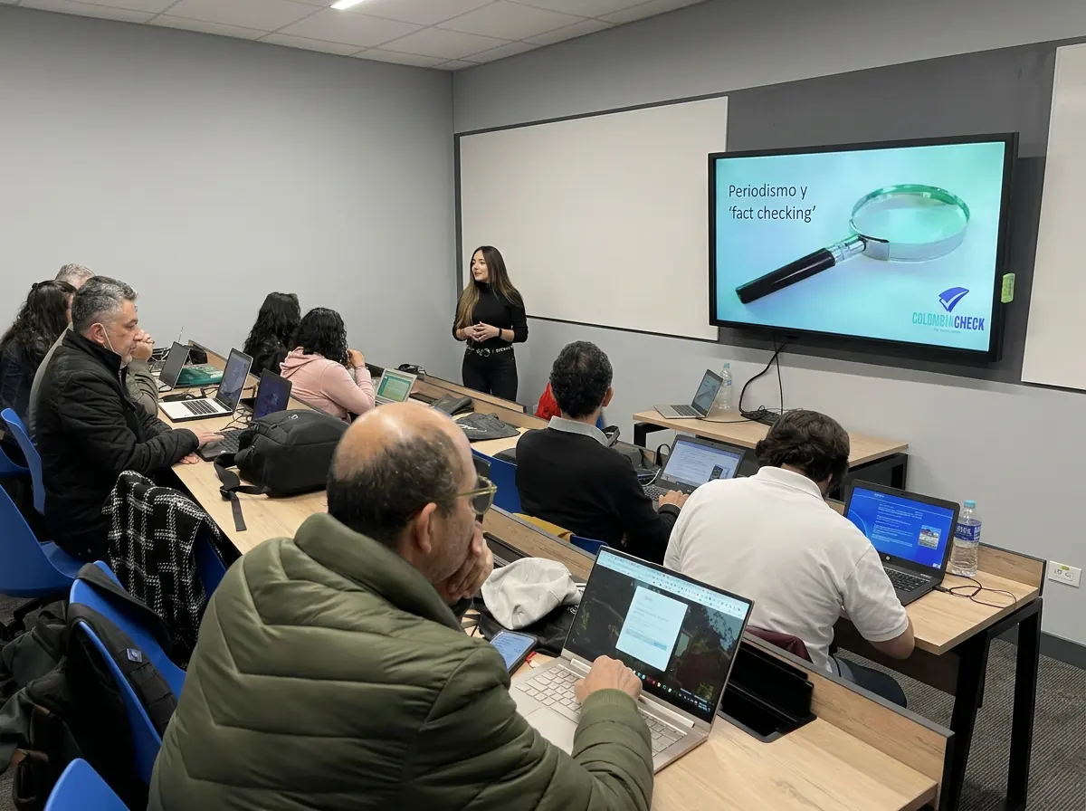Periodistas en un taller de fact-checking frente a la presentación «Periodismo y fact-checking»