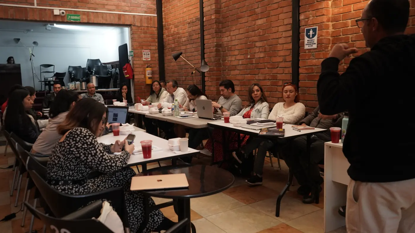 Taller con periodistas y organizaciones en una sede regional