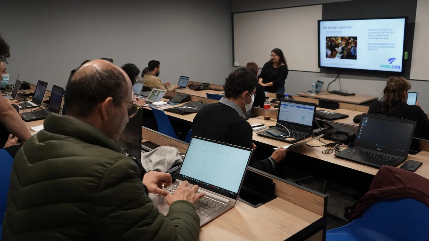 Verificadores trabajan en sus portátiles durante una sesión de Colombiacheck