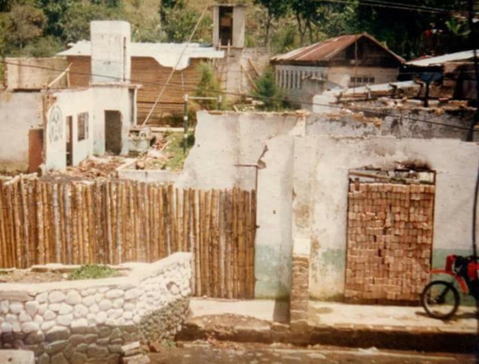 Durante mucho tiempo despuÃ©s del ataque de 2001, la estaciÃ³n de PolicÃ­a quedÃ³ sin reconstruir y protegida solo con palos de bambÃº. FotografÃ­a: Ãlex Silva.